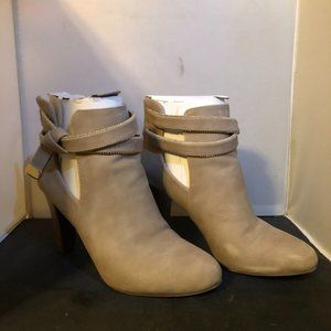 Rarely Used Jennifer Lopez Ankle Healed Boots - Size 7.5 Med